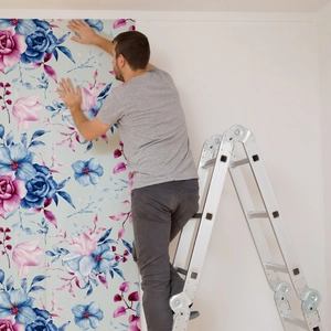Detailansicht der Installation einer Blumentapete mit blauen Rosen und Blüten