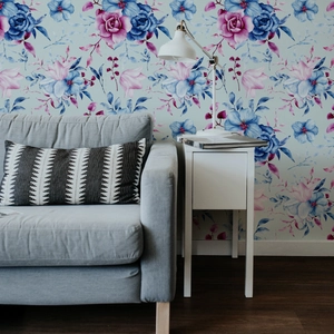 Nahaufnahme der mintgrünen Vintage-Blumentapete mit rosa und blauen Rosenmustern