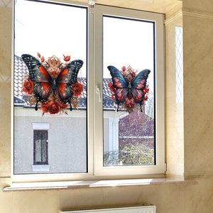 Detail van statische raamstickers met vlinder- en roosmotieven in vintage stijl