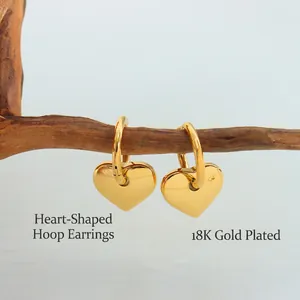 Orecchini a cerchio placcati oro 18K con ciondoli a cuore su decorazione in legno