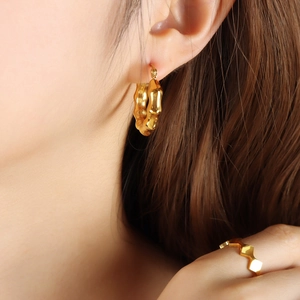 Vintage C-shaped bamboo texture earrings and matching geometric ring in 18K gold plated steel