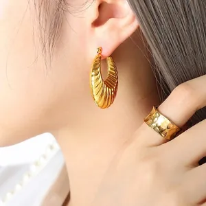 Boucles d'oreilles dorées en U plissées et ensemble de bagues texturées pour femmes