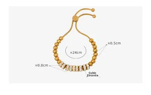 Détail du bracelet à perles dorées avec strass et fermoir réglable coulissant
