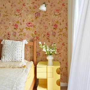 Detailansicht der Vintage-Blumentapete mit rosa Rosen in gemütlicher Schlafzimmeroptik