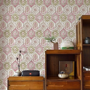 Vintage-Blumentapete mit rosa und olivgrünen Sechseckmustern in elegantem Raumdekor