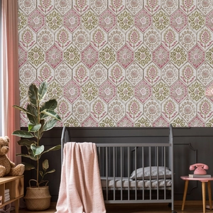 Detail der Vintage-Tapete mit floralen Mustern in einem Kinderzimmer mit Babybett