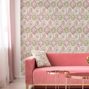 Detail der Vintage-Sechsecktapete mit Mandalamustern in Rosa, Olivgrün und Goldtönen