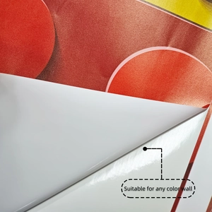 Dettaglio macro del retro adesivo dell'adesivo murale puzzle con motivi geometrici colorati