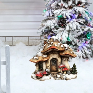Détail d'une maison champignon de Noël piquet de jardin avec toit enneigé festif