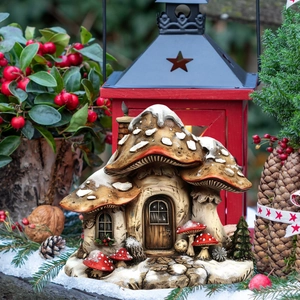 Détail de la décoration de maison champignon de Noël avec neige et mini champignons