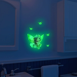 Adesivi murali con fata e farfalle verde luminescente in un bagno buio