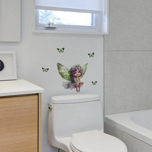 Adesivo murale fata luminosa con farfalle verdi su una parete bianca del bagno
