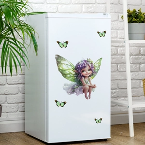 Adesivi fata e farfalle luminose applicati su un frigo bianco in un ambiente luminoso