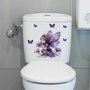 Dettaglio di adesivi viola con fata e farfalle applicati su un serbatoio WC in ceramica