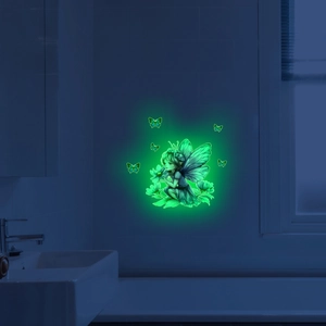 Adesivo murale fata verde luminosa e farfalle che brilla sulle piastrelle al buio