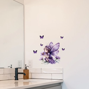 Adesivo murale fata luminosa con farfalle viola su piastrelle bianche del bagno moderno
