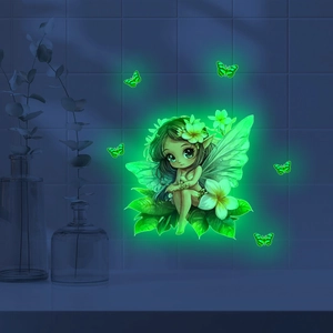 Adesivi murali fata verde luminosa con farfalle che brillano in una camera oscura