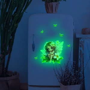 Adesivi murali fata e farfalle verde luminescente che brillano sul frigo al buio