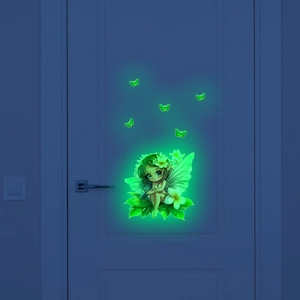 Adesivi murali fata e farfalla verde luminosa che brillano sulla superficie di una porta scura