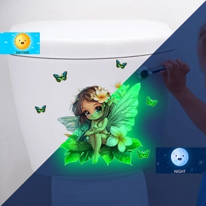 Adesivi murali con fata luminosa e farfalle che mostrano l'effetto giorno e luce verde al buio