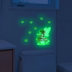 Dettaglio degli adesivi murali fluorescenti con fata su un fungo e farfalle luminose