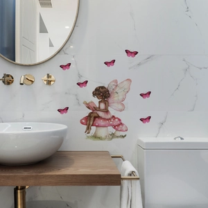 Adesivo murale fata con farfalle e fungo su parete in marmo del bagno moderno