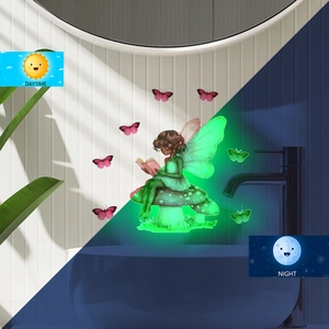 Fata luminosa su fungo con farfalle, bagliore verde fluorescente in camera oscura