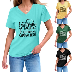 Détail du t-shirt col V Emotionally Attached montrant diverses couleurs et imprimé livre