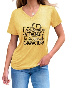 Détail du t-shirt jaune à col en V avec texte imprimé et graphique de livre