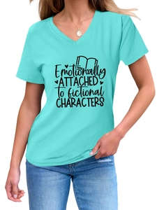 Détail de l'imprimé Emotionally Attached sur un t-shirt col en V bleu sarcelle ajusté