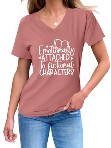 Détail d'un t-shirt à col en V avec slogan Emotionally Attached to fictional characters