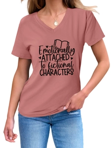 Détail de l'imprimé Emotionally Attached sur le t-shirt rose poudré avec col en V
