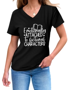 Détail de l'imprimé texte Emotionally Attached sur un t-shirt en coton noir à col en V