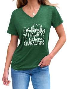 Détail du t-shirt vert foncé à col en V avec impression Emotionally Attached To Characters