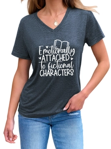 Détail du t-shirt gris col en V avec impression Emotionally Attached to Fictional Characters