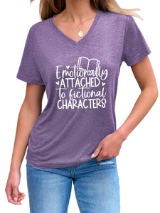 Détail d'un t-shirt violet à col en V avec imprimé graphique et tissu chiné doux