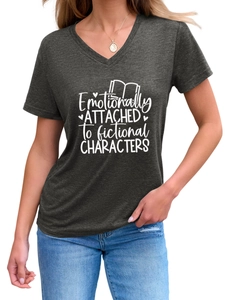 Détail du t-shirt col V gris foncé avec imprimé Emotionally Attached to Fictional Characters