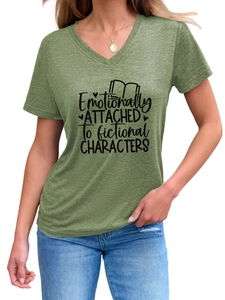 Détail du t-shirt vert mousse à col en V avec texte Emotionally Attached et dessin