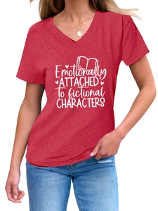 Détail d'un t-shirt rouge à col en V avec imprimé graphique et texture chinée douce