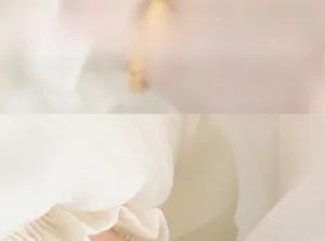 Détail du bracelet perlé sur manche en tissu crème avec un design délicat de poignet froncé