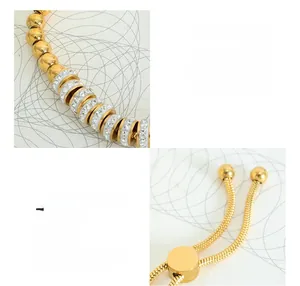 Détail d'un bracelet perles en titane plaqué or 18 carats avec anneaux sertis de zircons