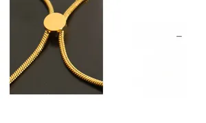 Détail d'une chaîne serpent dorée avec boucle coulissante ronde réglable polie
