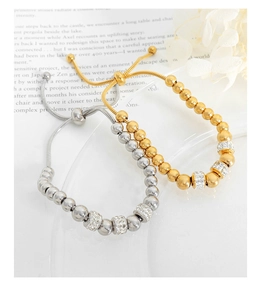 Détail macro de bracelets perlés réglables avec strass en finitions dorée et argentée