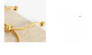 Détail d'un bracelet chaîne serpent dorée ajustable avec fermoir coulissant poli