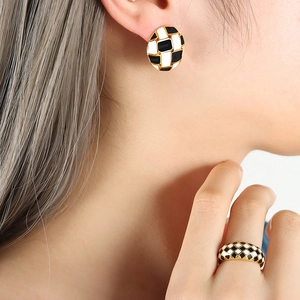 Retro checkered heart and oval earrings and ring set in black and white enamel finish