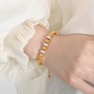 Bracelet à billes dorées réglable avec des accents en zircone cubique argentée élégants