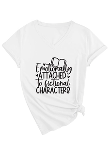 Détail de l'imprimé Emotionally Attached sur un t-shirt blanc col V avec ourlet noué