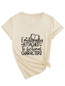 Détail du t-shirt col V avec texte Emotionally Attached et nœud latéral élégant sur le côté
