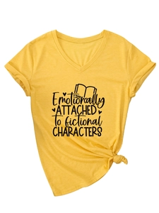 Détail du t-shirt jaune moutarde col V avec ourlet noué et impression graphique