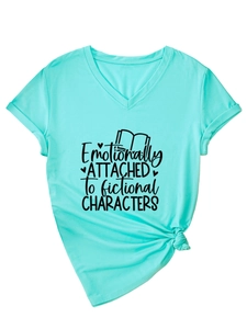 Détail d'un t-shirt col en V vert menthe avec imprimé et design élégant à nœud latéral